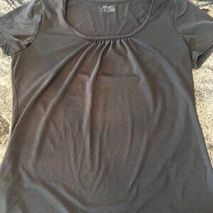 Eddie Bauer women's short-sleeve Relaxed Freedry scoop neck, pleated front Med